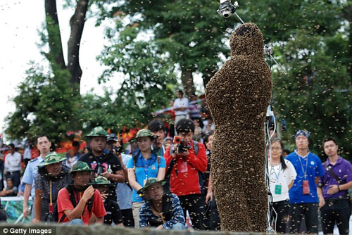 27kg ong bâu trên người trong suốt 60 phút. 27kg ong bâu trên người trong suốt 60 phút.