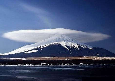 Đám mây bao phủ ngọn núi như một chiếc nón khổng lồ 