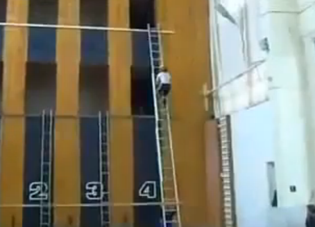 Màn trình diễn leo tầng chỉ trong 10 giây của lính cứu hỏa leo thang trong 10 giay
