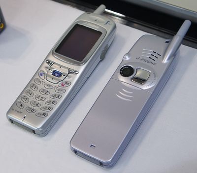 J-SH04 của Sharp là chiếc điện thoại đầu tiên trên thế giới được trang bị máy ảnh kèm theo