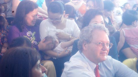 Màn “trình diễn” cho con bú của 200 bà mẹ