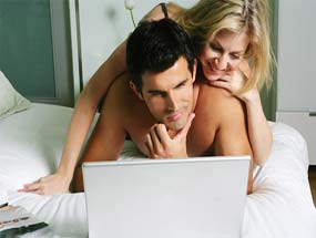 Tại nước Anh: Vợ chồng trẻ ôm laptop nhiều hơn ôm nhau Vợ chồng trẻ ôm laptop nhiều hơn ôm nhau (ảnh minh họa)