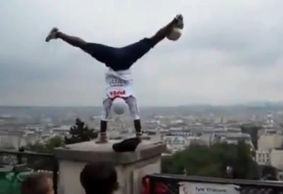 Màn trình diễn với bóng vô cùng ấn tượng trinh dien voi bong an tuong