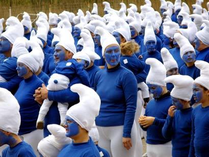  1.253 người mặc trang phục của những chú lùn da xanh đã lập kỷ lục thế giới ở thị trấn Castleblayney thuộc vùng Monaghan, Ireland