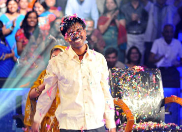 Giây phút chiến thắng của Sushil Kumar trong chương trình Ai là triệu phú phiên bản Ấn Độ.