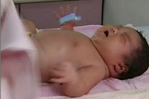 Em bé “khổng lồ” vừa chào đời tại Trung Quốc