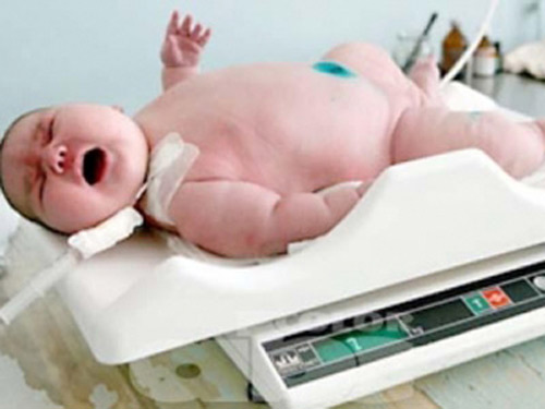 Em bé “khổng lồ” vừa chào đời tại Trung Quốc