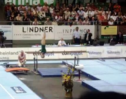 Cụ bà 86 tuổi vẫn…nhào lộn trên xà cực đỉnh Cụ bà 86 tuổi vẫn...nhào lộn trên xà cực đỉnh