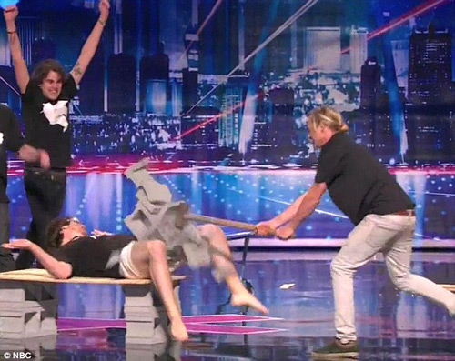 Khoe sức mạnh ‘của quý’ trên sân khấu Got Talent