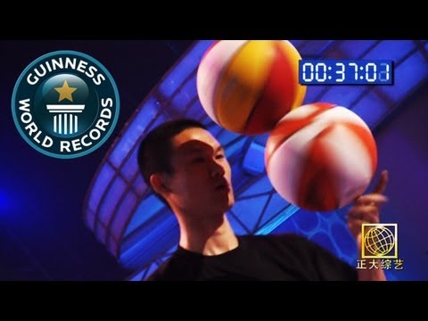 Kỷ lục thế giới về xoay 2 bóng trên 1 ngón tay