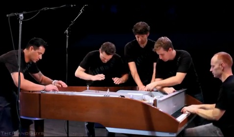 Ấn tượng với bản nhạc của 5 người cùng chơi đàn piano