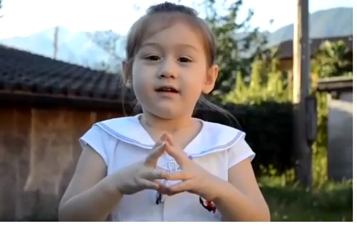 Cô bé 5 tuổi làm tan chảy hàng triệu con tim Việt Nam Bé Camilla Thy Thy