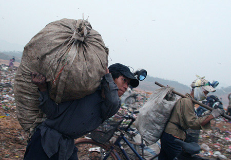 Một người nhặc rác tại bãi rác Nam Sơn. Ảnh: Minh Trí.
