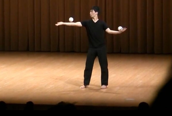 Màn trình diễn đỉnh cao với cầu thủy tinh