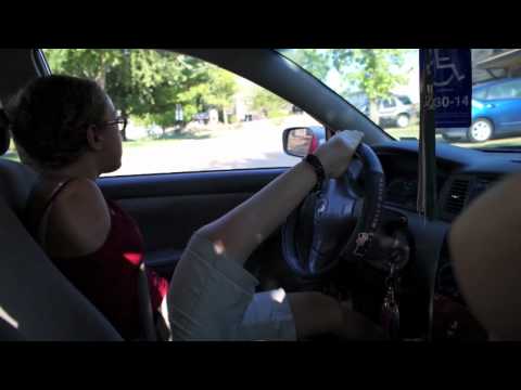 Cô gái không tay hướng dẫn mặc quần áo cho người khuyết tật