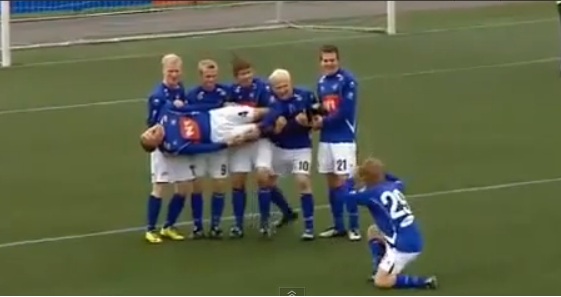 Màn ăn mừng bàn thắng độc đáo