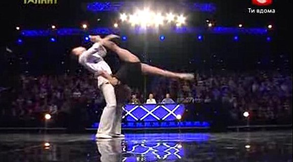 Tiết mục múa đỉnh cao tại Ukraine’s Got Talent Mỗi động tác của cặp đôi đều có độ mạo hiểm và yêu cầu độ chính xác cao. Tuy vậy, tất cả động tác đều được họ thực hiện một cách suôn sẻ, nhẹ nhàng và thuần thục.