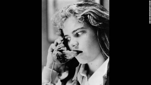 Heather Langenkamp đang nghe thấy một giọng nói kinh hoàng trong "A Nightmare On Elm Street" năm 1984. Ảnh cnn.com