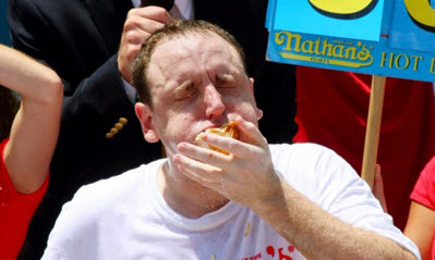 Kỷ lục: Ăn 69 chiếc xúc xích kẹp trong 10 phút