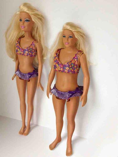 Hình dáng của búp bê Barbie (phải) nếu được chế tạo theo tỉ lệ cơ thể bình thường của người.