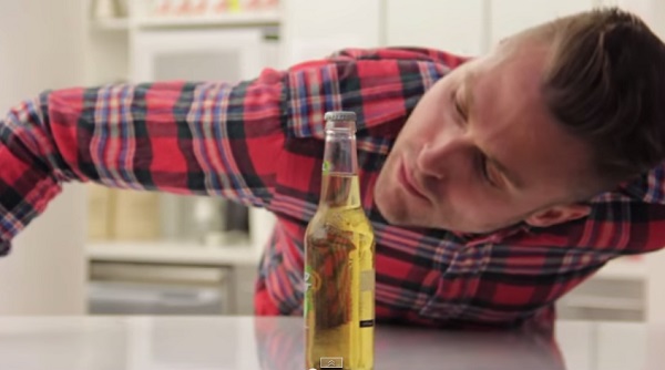 Cách mở bia không cần chạm vào chai, cực hay