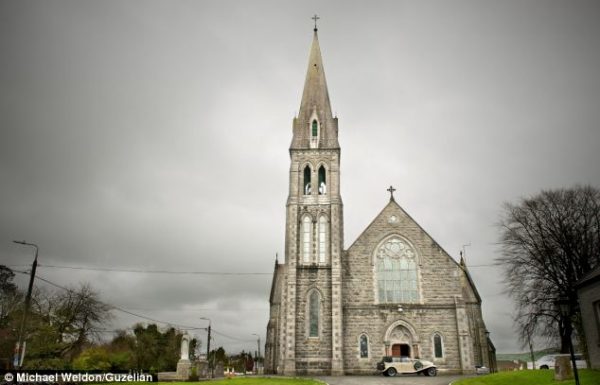 Nhà thờ Oldcastle, Meath ở Ireland, nơi Cha Ray Kelly là linh mục giáo xứ