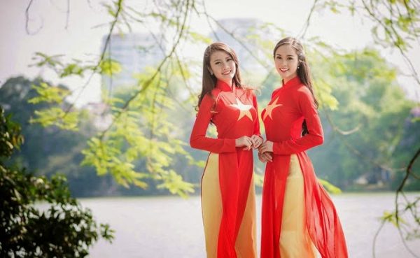 Ngắm người đẹp Việt mặc áo dài màu cờ đỏ sao vàng