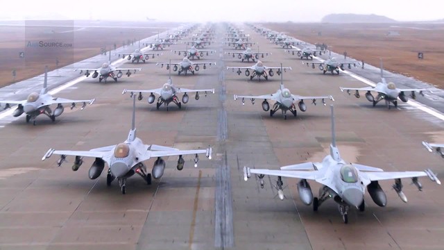 Ngày 15/12/2012, Các tiêm kích F-16 của phi đội 35, 80 thuộc đoàn tiêm kích số 8 tại căn cứ Không quân Mỹ ở Kunsan, Hàn Quốc cùng lực lượng của phi đội 4, Đoàn tiêm kích Viễn Dương số 388 của căn cứ Hill Air; Nhóm tiêm kích tấn công số 38 của Không quân Hàn Quốc đã tham gia trình diễn Voi đi bộ. 
