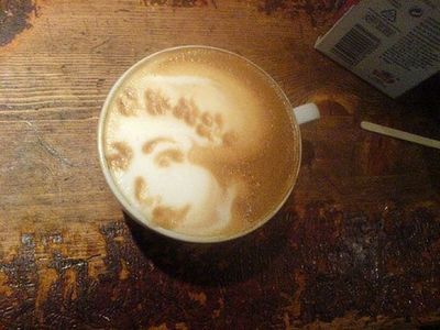 Độc đáo nghệ thuật vẽ tranh trên tách cà phê