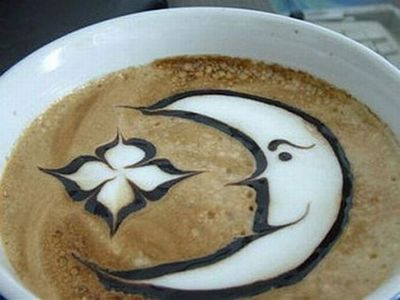 Độc đáo nghệ thuật vẽ tranh trên tách cà phê