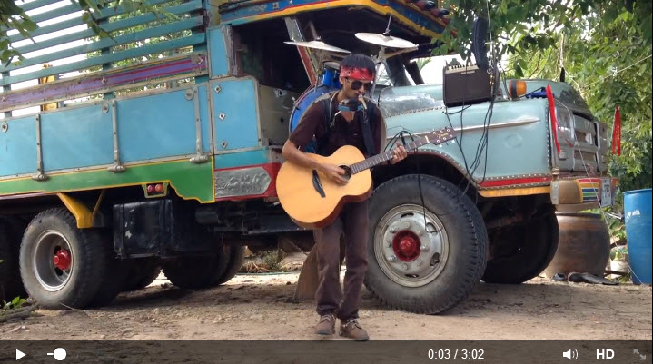 Kinh ngạc với màn trình diễn vừa hát, vừa đàn, vừa trống