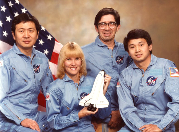 Eugene Trịnh và một vài thành viên của phi hành đoàn Columbia lịch sử năm 1992