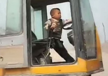 5 tuổi lái … máy xúc siêu đẳng