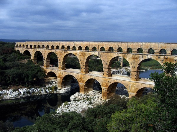 Sau hàng ngàn năm, Pont du Gard vẫn tồn tại hiên ngang - Ảnh: wikipedia.org