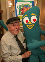Art Clokey chụp ảnh với nhân vật Gumby năm 2005 (ảnh nytimes.com)