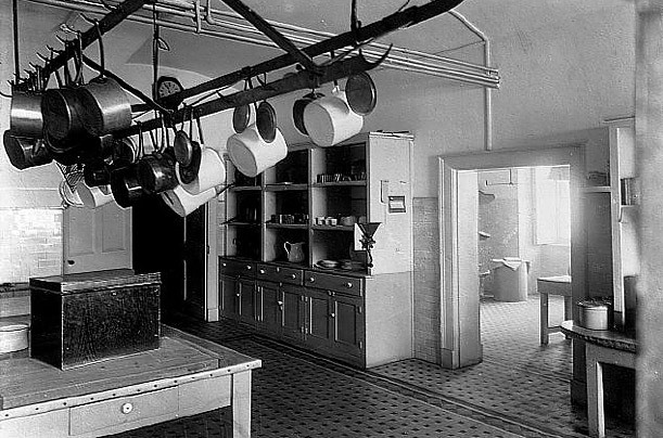 Năm 1902, một năm sau khi bức ảnh này được chụp, Tổng thống Theodore Roosevelt cho đại tu tòa nhà trước khi người ta lắp đặt tủ lạnh trong khu bếp hai thập kỷ sau đó.