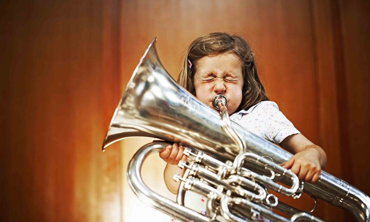 Một em bé với cây kèn tuba - Ảnh: Getty Images