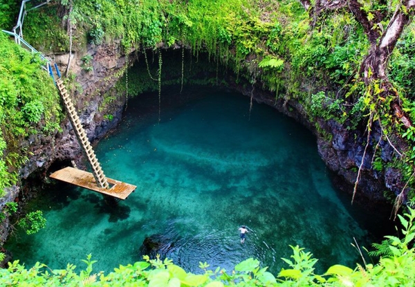 Hồ năm gần Lotofaga, phía Nam của hòn đảo Upolu, Samoa, phía Nam Thái Bình Dương.