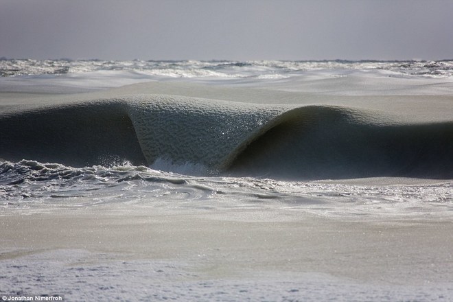 Kỳ thú cảnh sóng biển bị... đóng băng
