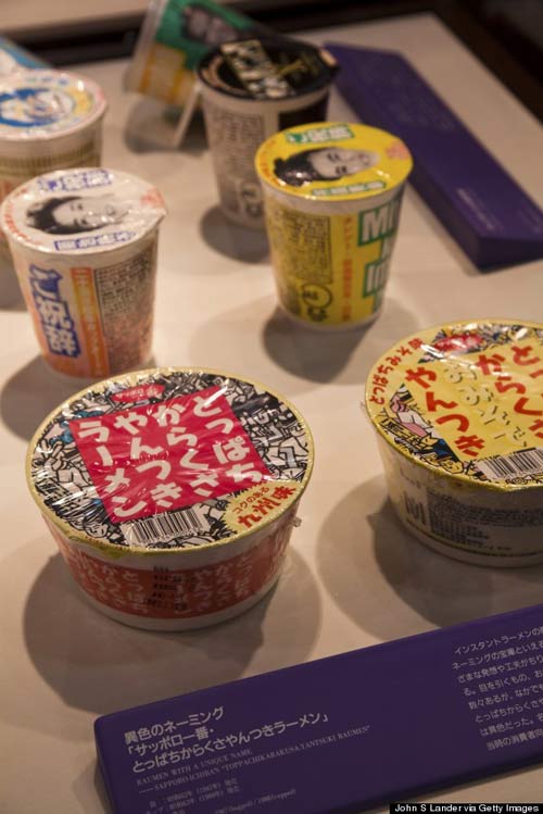 Các cốc mì phục vụ cho khách tự pha chế tại một khu vực riêng của bảo tàng Cup Noodles Các cốc mì phục vụ cho khách tự pha chế tại một khu vực riêng của bảo tàng Cup Noodles