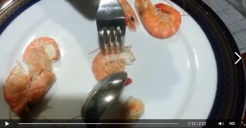 Tuyệt chiêu lột vỏ tôm 3 giây bằng muỗng và nĩa