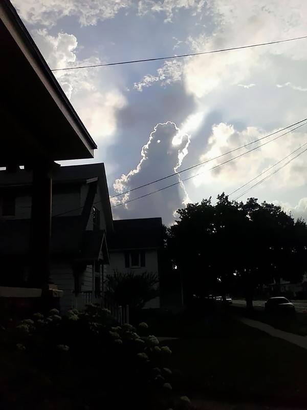 Khủng long Godzilla "gầm rú" trên bầu trời. 