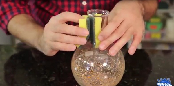 Mẹo hay làm sạch mặt trong bình thủy tinh