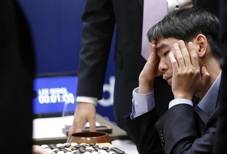 AlphaGo giành thắng lợi áp đảo 4-1 trước kỳ thủ cờ vây người Hàn Quốc. Nhà vô địch cờ vây thế giới Lee Se-dol đã chịu chấp nhận thất bại tuyệt đối trước phần mềm trí tuệ nhân tạo AlphaGo