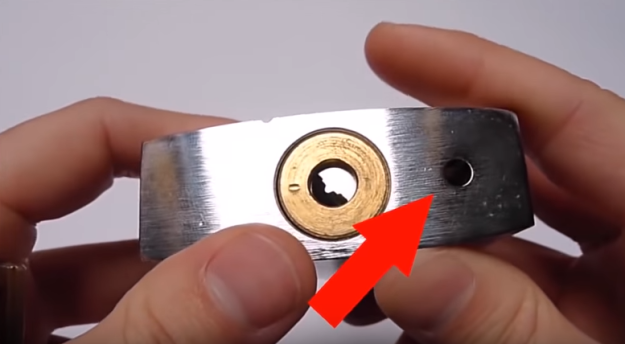 Lỗ nhỏ bí ẩn trên ổ khóa để làm gì?