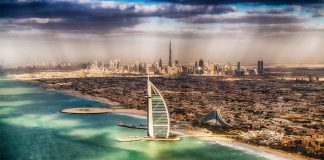 11 Đặc điểm của khách sạn 7 sao duy nhất trên thế giới có thể khiến bạn trầm trồ Toàn Cảnh KS Burj Al Arab Dubai. Ảnh: memphistours.com