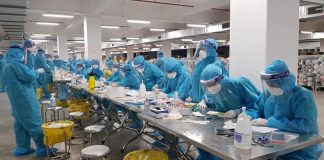 Covid-19 lây trong không khí được bao xa?! Việt Nam ghi nhận trường hợp xa kỷ lục Cán bộ y tế lấy mẫu xét nghiệm tại khu công nghiệp Quang Châu, nơi công ty Hosiden hoạt động