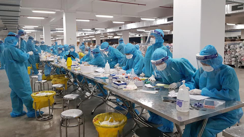 Cán bộ y tế lấy mẫu xét nghiệm tại khu công nghiệp Quang Châu, nơi công ty Hosiden hoạt động
