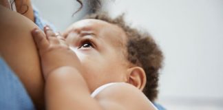 Nghiên cứu cho thấy mức độ báo động của ‘hóa chất mãi mãi’ trong sữa mẹ của các bà mẹ Hoa Kỳ Erika Schreder, đồng tác giả của báo cáo cho biết: 'Nghiên cứu cho thấy rằng sữa mẹ nhiễm PFAS có thể phổ biến ở Mỹ. Ảnh: Tổ chức Mắt nhân ái / David Oxberry / Getty Images