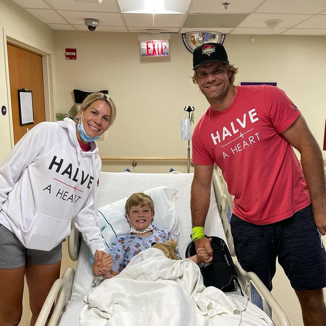 Panthers alum đã lên Instagram, nơi anh ấy đã ghi lại hành trình sức khỏe của TJ, và đăng một bức ảnh của con trai anh ấy trên giường bệnh